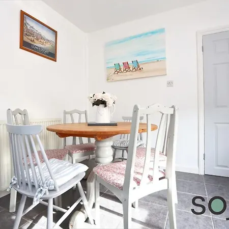 Charming And Spacious 3 Bedroom House Very Close To The Beach Lowestoft Exterior photo