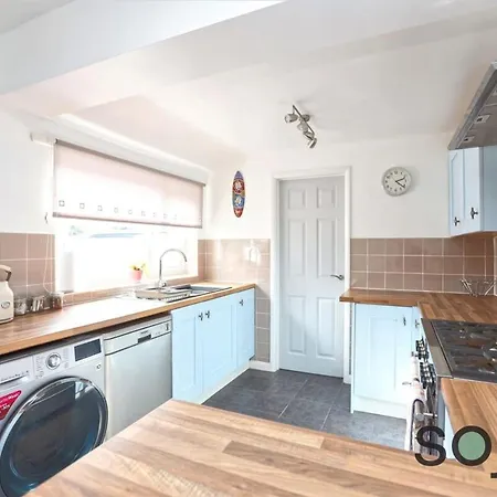 Charming And Spacious 3 Bedroom House Very Close To The Beach Lowestoft Exterior photo