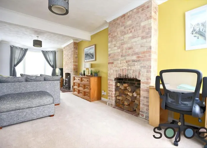 Charming And Spacious 3 Bedroom House Very Close To The Beach
