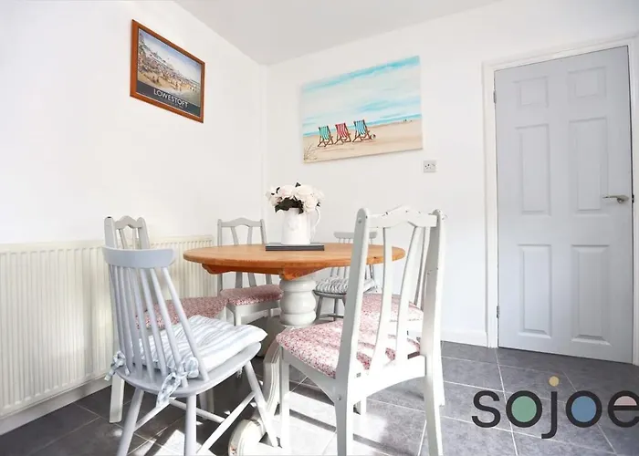 Charming And Spacious 3 Bedroom House Very Close To The Beach