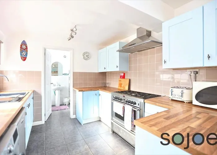 Charming And Spacious 3 Bedroom House Very Close To The Beach