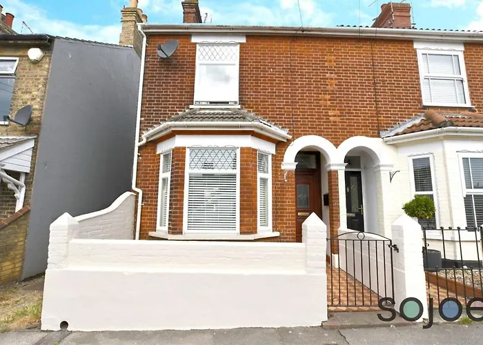 Charming And Spacious 3 Bedroom House Very Close To The Beach