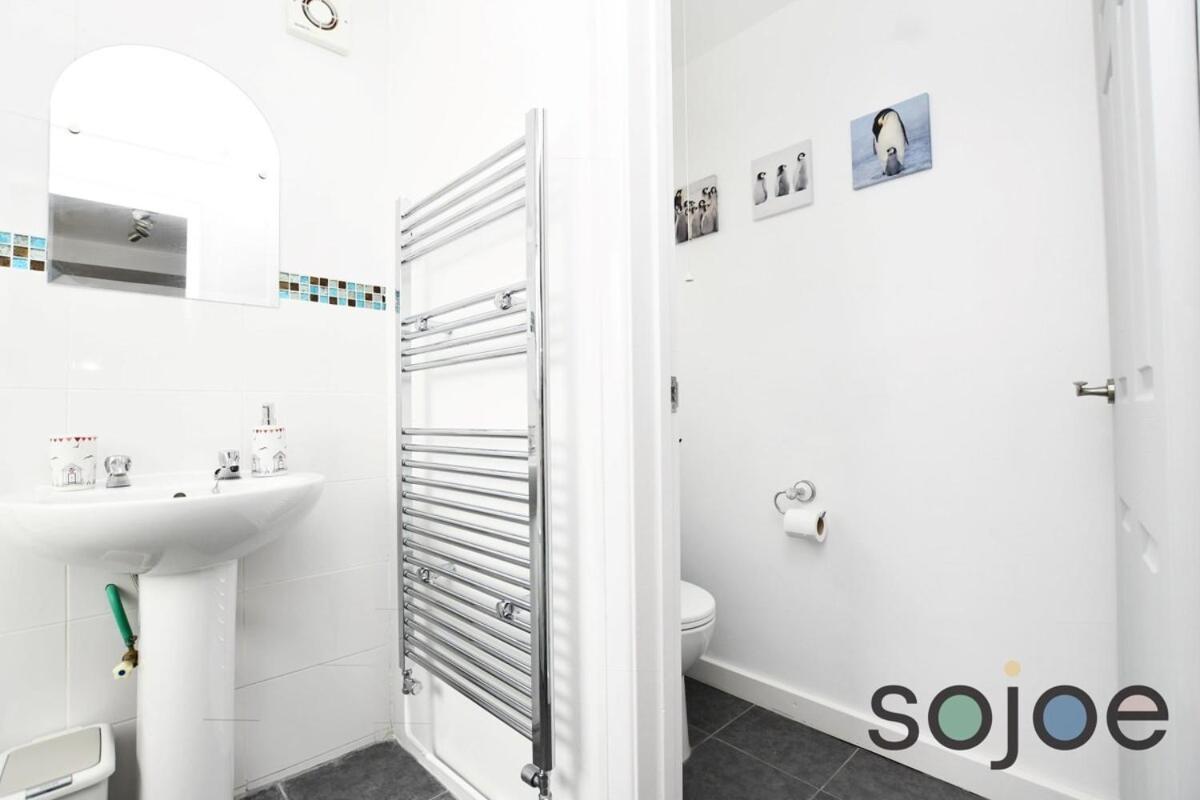 Charming And Spacious 3 Bedroom House Very Close To The Holiday home Lowestoft