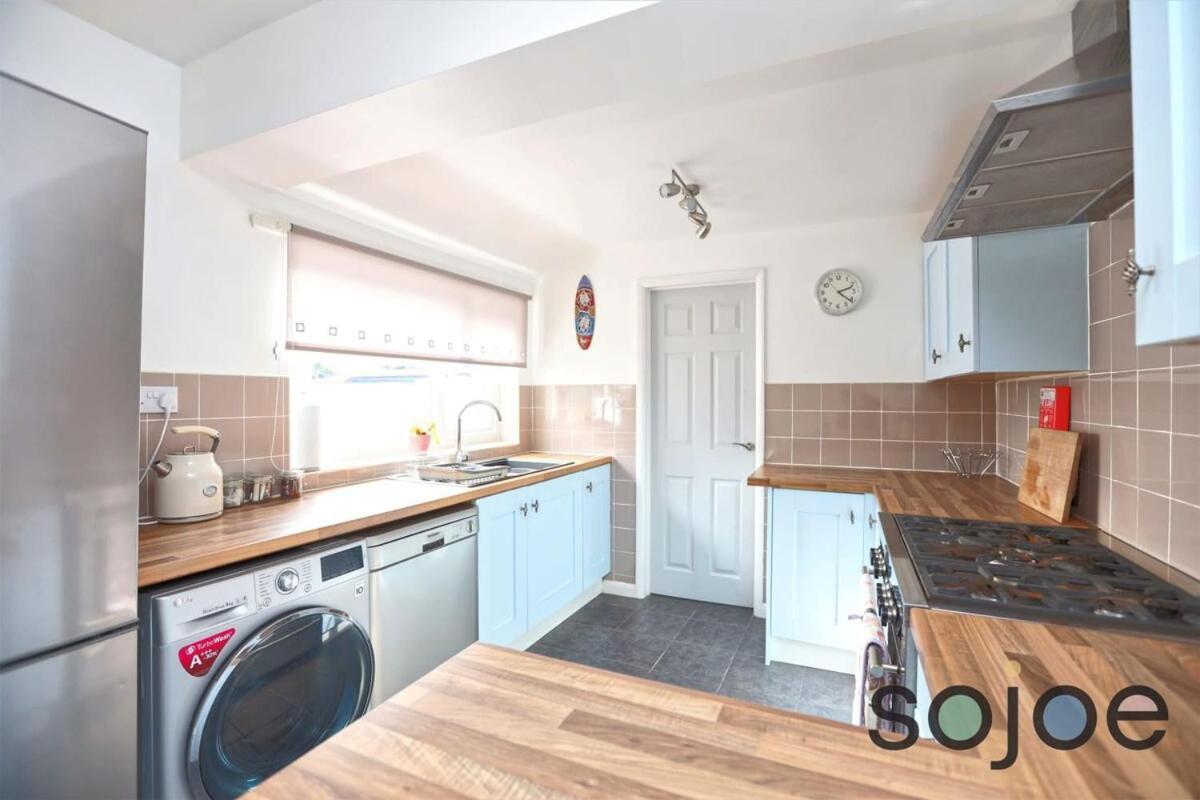 Charming And Spacious 3 Bedroom House Very Close To The Holiday home *