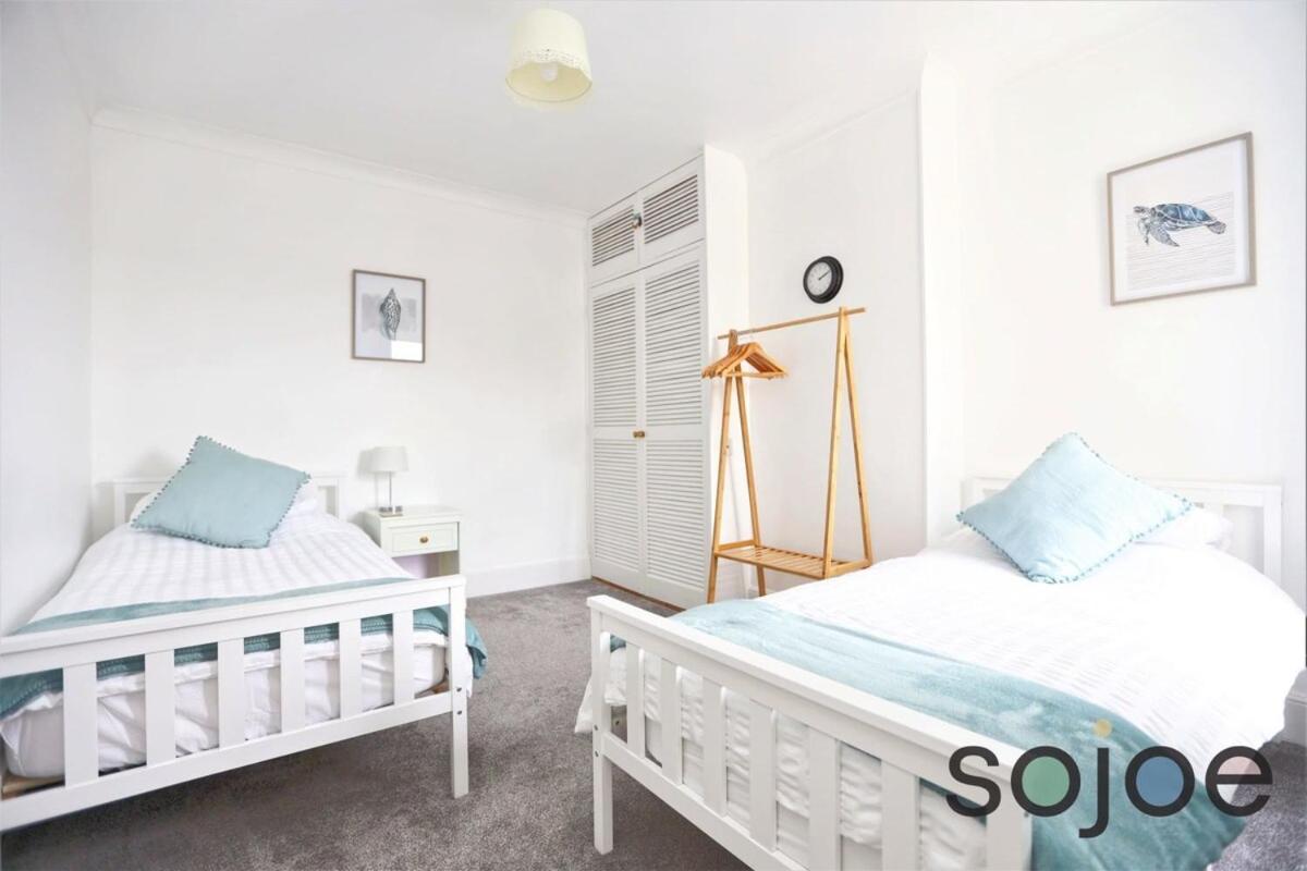 Charming And Spacious 3 Bedroom House Very Close To The Holiday home
