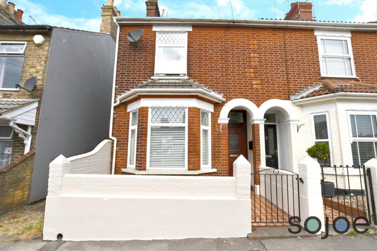Charming And Spacious 3 Bedroom House Very Close To The